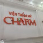 biển alu dán dẹt thẩm mỹ charm 1